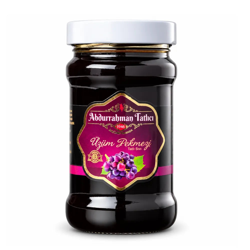 Abdurrahman Tatlıcı Traubenmelasse 380 g im Glas mit weißem Deckel und originalem violett-goldenem Etikett auf weißem Hintergrund.