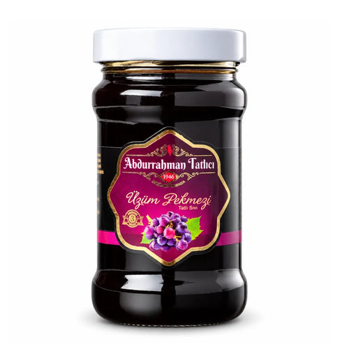 Abdurrahman Tatlıcı Traubenmelasse 380 g im Glas mit weißem Deckel und originalem violett-goldenem Etikett auf weißem Hintergrund.