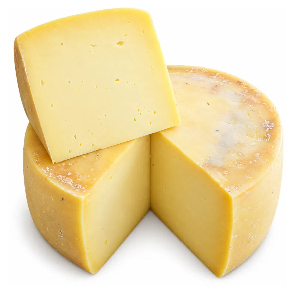 Alter Kars Kasar Käse 500g, traditionell gereifter türkischer Hartkäse mit goldgelber Farbe, als angeschnittener Käselaib auf weißem Hintergrund.