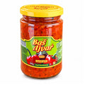 Baš Ajvar Mild 290g im Glas mit gelbem Deckel, originalen grünem Etikett und roter Paprikapaste auf weißem Hintergrund.