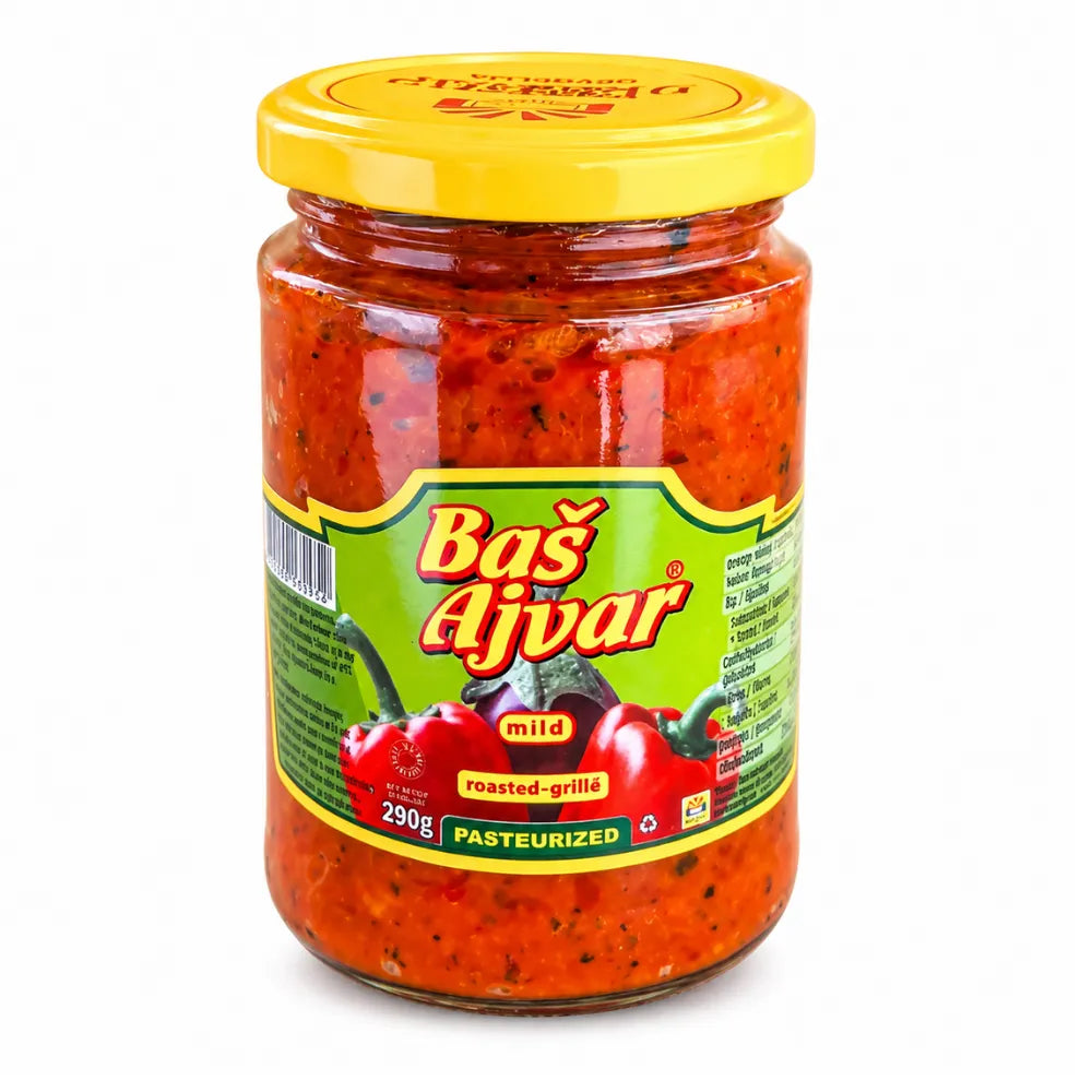 Baš Ajvar Mild 290g im Glas mit gelbem Deckel, originalen grünem Etikett und roter Paprikapaste auf weißem Hintergrund.